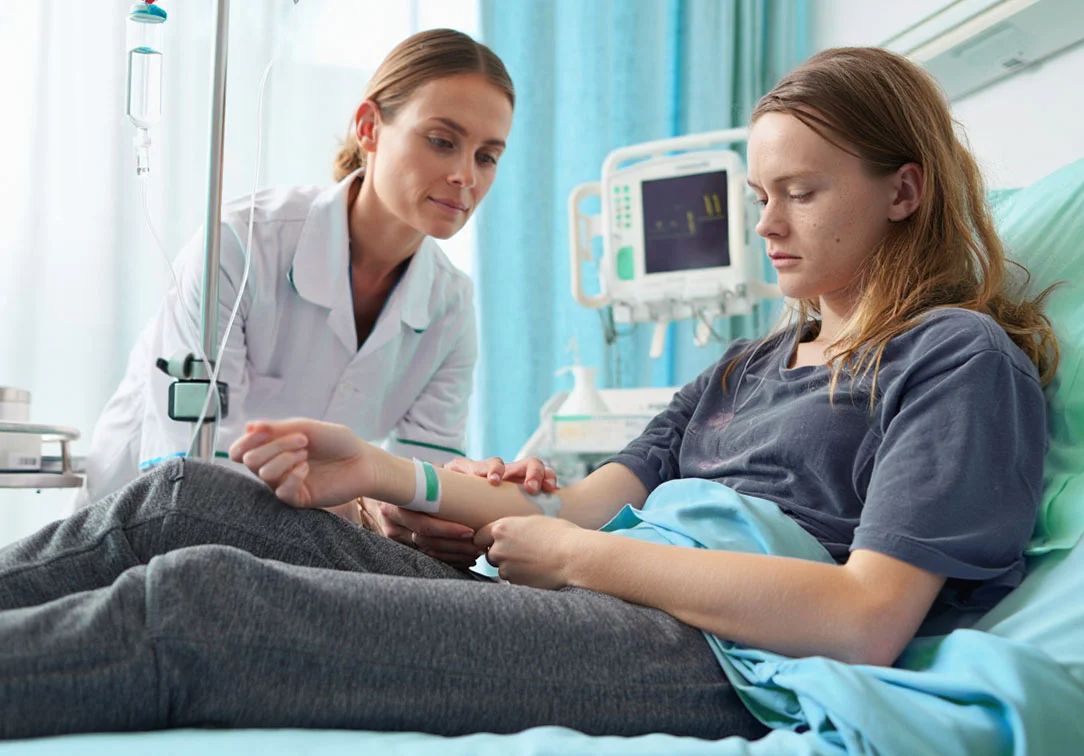 Девушке ставят капельницу от наркотиков
